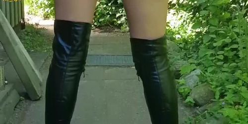 German Girl piss in Overknees !