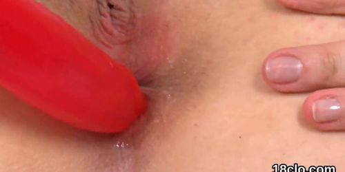 Sultry cutie is stretching pink fuckbox in close up and getting off