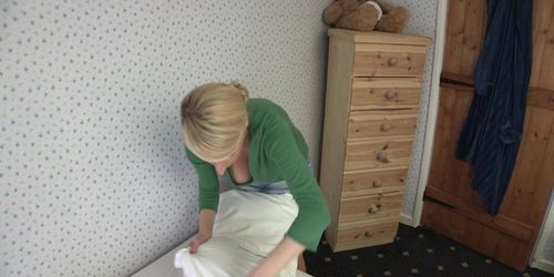 Джесси - сексуальная блондинка застилает ей постель (Horny_Amateur Horny_Amateur)