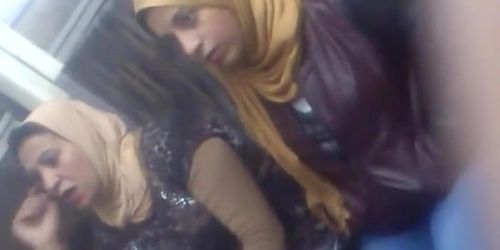500px x 250px - blind reaction for muslim girls on bus - Tnaflix.com