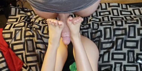 19 YEAR OLD GIVES FOOTJOB