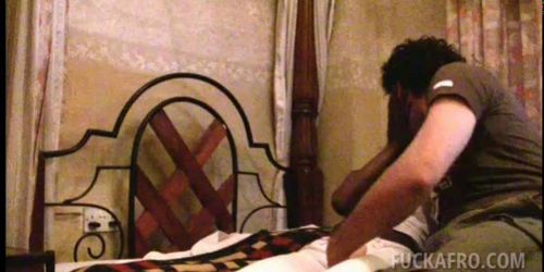 Novia africana provocando una polla blanca cachonda en la cama
