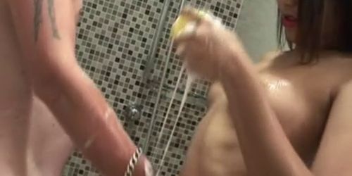 Une asiatique adore le massage savonneux sous la douche