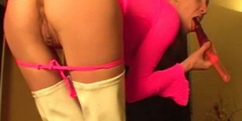 Kinky magere amateur hardcore anale speeltjes - video 2