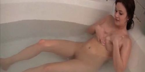 Amateur Bella Bishop captured on cam while taking a bath