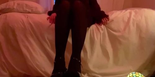 Tapping Current porn video – asmr walking, tapping and squeaking in high heels )