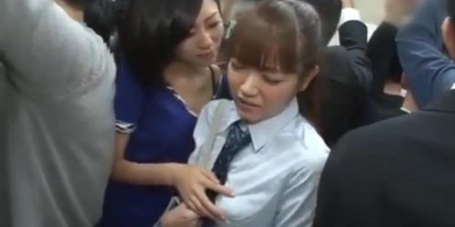 A una chica japonesa le gusta violar colegialas en el buz (Hana Haruna)
