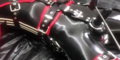 ferubber com: rubber slave traning day 2 ( tw:MK_lxzent)