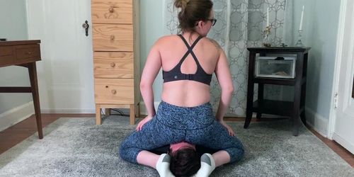 Facesitting & Asslicking For A Perv Watching Me Do Yoga In My Leggings