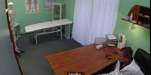 Hot blonde Verkäufer von Arzt in seinem Büro gefickt