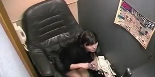VDJ 10 часть 1 - японская девушка мастурбирует в видео-комнате - вуайерист скрытая шпионская камера