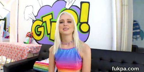 Gorgeous bombshell shows enormous arse and gets anal hole fucked