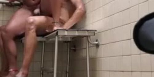 Baise en Camera cachée sous la douche de la salle de gym