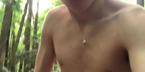 Jesse Gold de 19 años casi es pillado masturbándose en el bosque