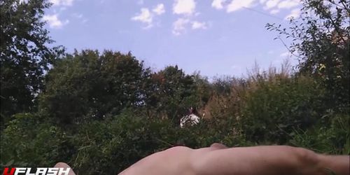 Man sunbathes naked, women and mean see him in ...