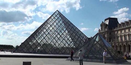 Público - sexo público en el museo del Louvre en París