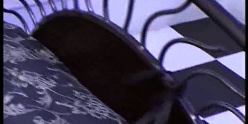 Une black sexy se déshabille et ses seins et son trou du cul léchés et fourrés
