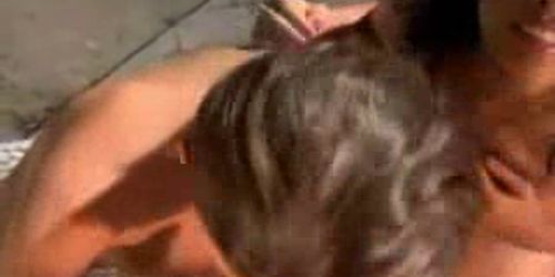 Deux putes partageant et suçant une bite