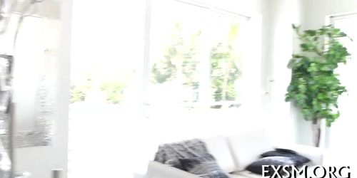 Gal spreads legs to enjoy sex - video 7