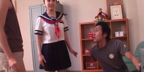 Une mignonne japonaise fragile suce un pecker en trio