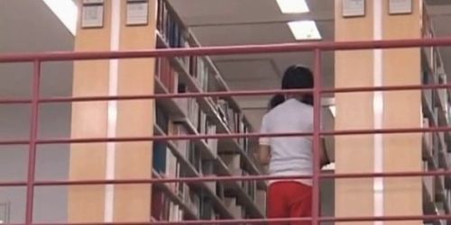 Brunette asiatique fille séduisant son étudiante dans la bibliothèque (amateur )