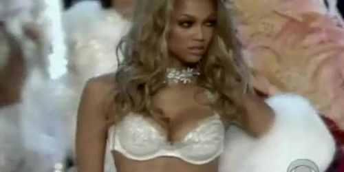 Tyra Banks Sexy Scene  in Victoria'S Secret Fashion Show 2005