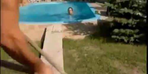 dp am pool mit zwei frauen