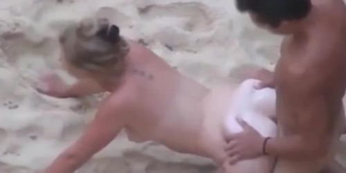 Husband caught his wife enjoys anal screw with stranger on the beach