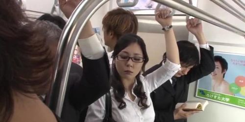 Японскую неверную жену нащупали в автобусе возле муженька-куколда (Hot Wife)