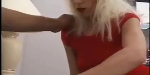 maman blonde suce et baise la plus grosse bite noire