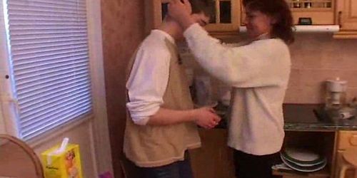 Un garçon russe baise sa mère