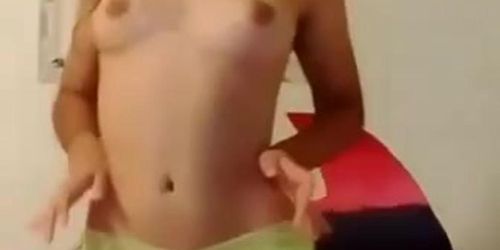 Hermosa estudiante se desnuda frente a la cámara