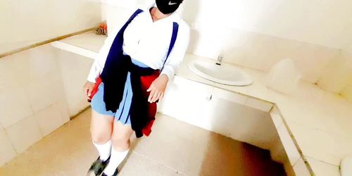 PROFESOR tiene sexo con su ESTUDIANTE, Le Ofrece DINERO PARA FOLLAR en el baño del colegio.