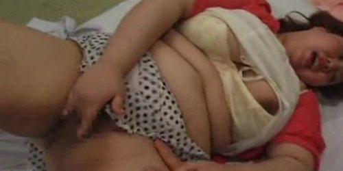 Mujer asiática gorda tetona va por un masaje (censurado)