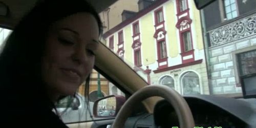 Aufgenommenes Taxi Babe saugt Kunden Schwanz