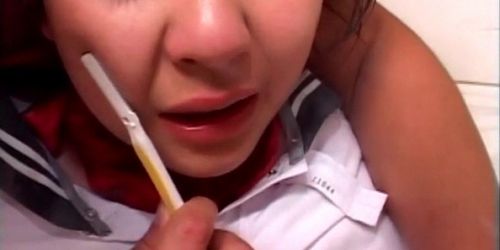 Asiáticos desagradables afeitando el coño de una adolescente en un trío pervertido