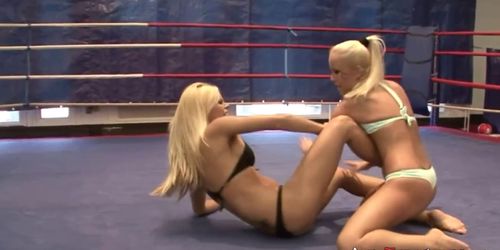 Wrestling blondes in face sitting adventure