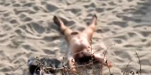 Spy boy naked on the beach - Tnaflix.com
