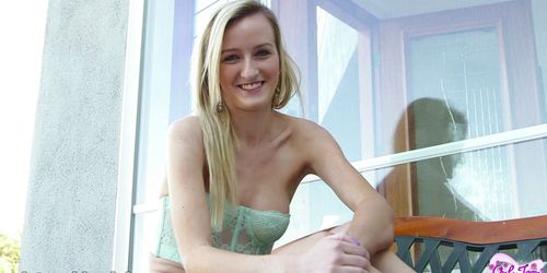 SOLO TEEN BLOWJOBS - Adolescente chupando mi polla en mi patio trasero (Skylar Green)