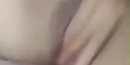 Jovencita dandose placer hasta venirse chorros 