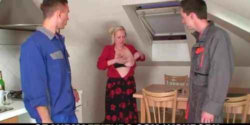 She takes two cocks into her old pussy and throat