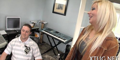 Agile handjob makes dude cum - video 27
