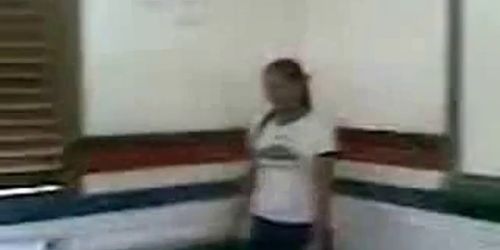 Novinha tirando a roupa na sala de aula