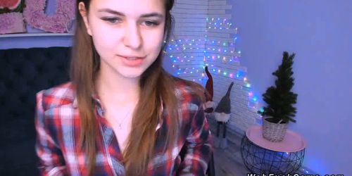 Amateur teen anal masturbates on webcam