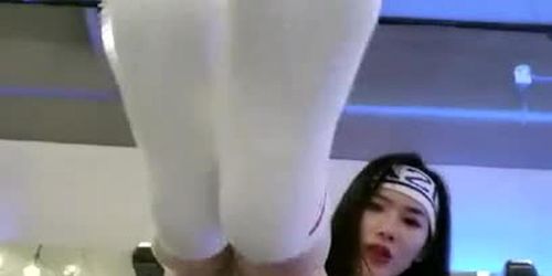 Chinese girl removes her hot shoes after fitness????????