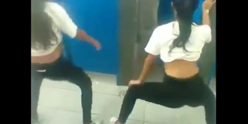 Meninas dancando funk escola