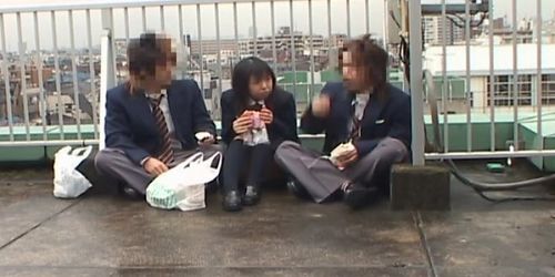 日本の女子学生03-屋外ランチタイムプレイ