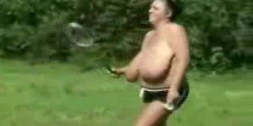 Gros seins mamie jouant au badminton