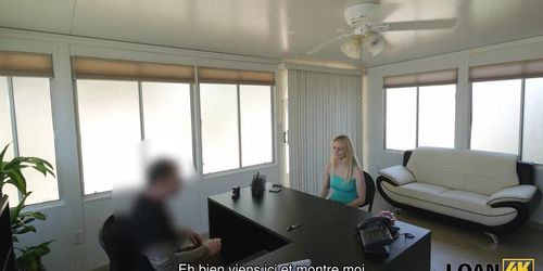 LOAN4K. Hot Allie donne le vagin pour clouer à un mec dans un bureau de prêt