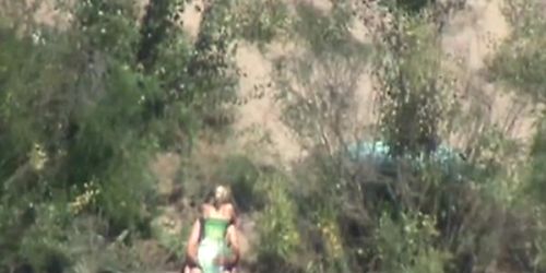 schüchternes und geiles Mädchen reitet Hahn auf dem Fluss